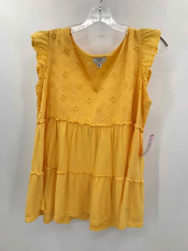 Pre-Owned Crown & Ivy Yellow Size Medium Blouse Short Sleeve Blouse